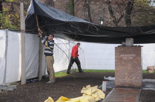 Kraków: stawiają pomnik Matejki. Odsłonięcie we wtorek [ZDJĘCIA]