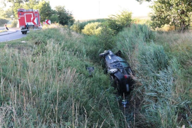 Do tragedii doszło w poniedziałek, 25 czerwca około godziny 16:45. W miejscowości Świekatowo w powiecie świeckim opel vectra wpadł w poślizg, zjechał na pobocze i wpadł do rowu. Śmierć na miejscu poniósł 65-letni pasażer samochodu. 
-&nbsp;Ze wstępnych ustaleń policjantów pracujących na miejscu wynika, że 50-letni kierujący nie dostosował prędkości do warunków panujących na drodze - informuje sierż. szt. Joanna Tarkowska, oficer prasowy komendanta powiatowego policji w Świeciu. - 15-letni pasażer oraz kierowca auta zostali przewiezieni do szpitala.

Policjanci wykonali oględziny, zabezpieczali ślady i ustalili świadków. Prowadzone pod nadzorem prokuratora, śledztwo ma wyjaśnić dokładne okoliczności i przyczyny wypadku.


Agnieszka Chylińska wystąpiła podczas Dni Włocławka 2018

