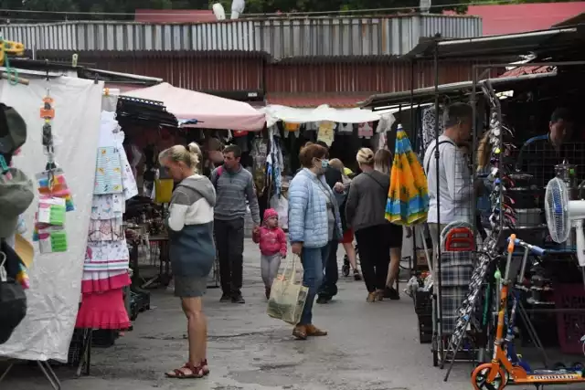 W niedzielę, 14 czerwca, na Miejskim Placu Targowym przy ulicy Seminaryjskiej w Kielcach jak zwykle pojawiło się sporo ludzi. Kieleckie bazary kuszą niższymi cenami i często towarem prosto od rolników. Na straganach można było kupić zarówno artykuły spożywcze, jak i ubrania.

Na kolejnych slajdach niedziela na bazarach w Kielcach  

>>> ZOBACZ WIĘCEJ NA KOLEJNYCH ZDJĘCIACH 