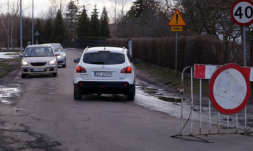 Chełm. Łatanie dziur na chełmskich ulicach spowodowało niezły konflikt między drogowcami a kierowcami. Zobacz zdjęcia