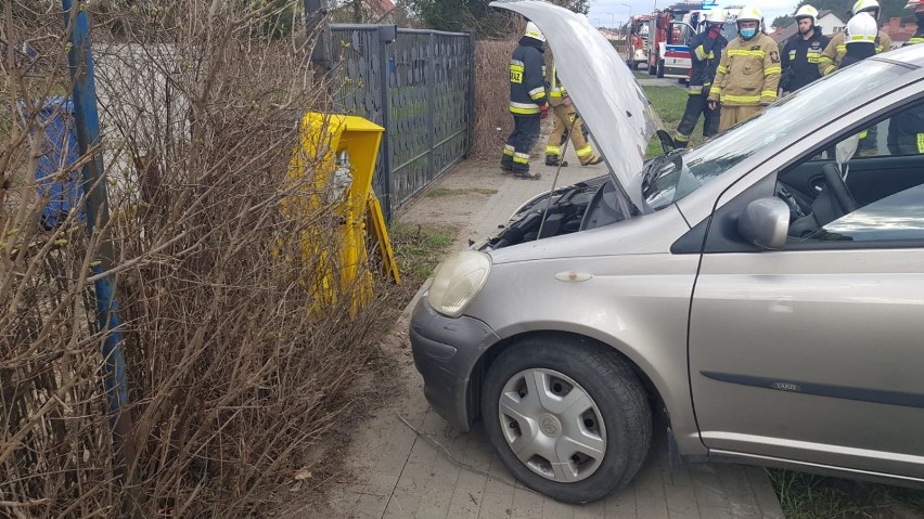 W Małym Rudniku pod Grudziądzem samochód wjechał w ogrodzenie i uszkodził skrzynkę gazową