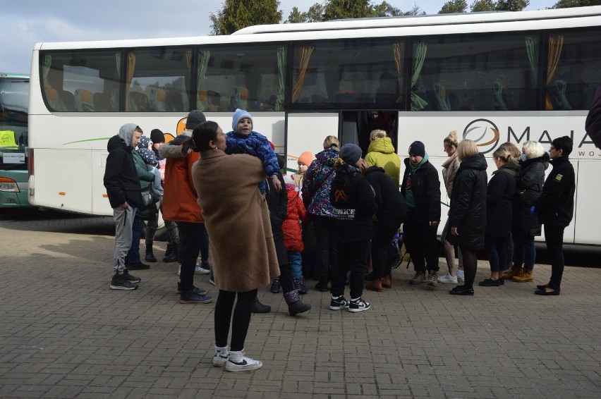 Grupa dzieci z Ukrainy zatrzymała się na odpoczynek w Słoku...