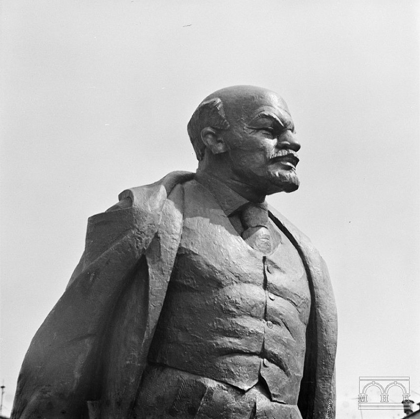 Ponad 6 metrów i 174 tony. Tak powstawał nowohucki pomnik Lenina. Archiwalne zdjęcia