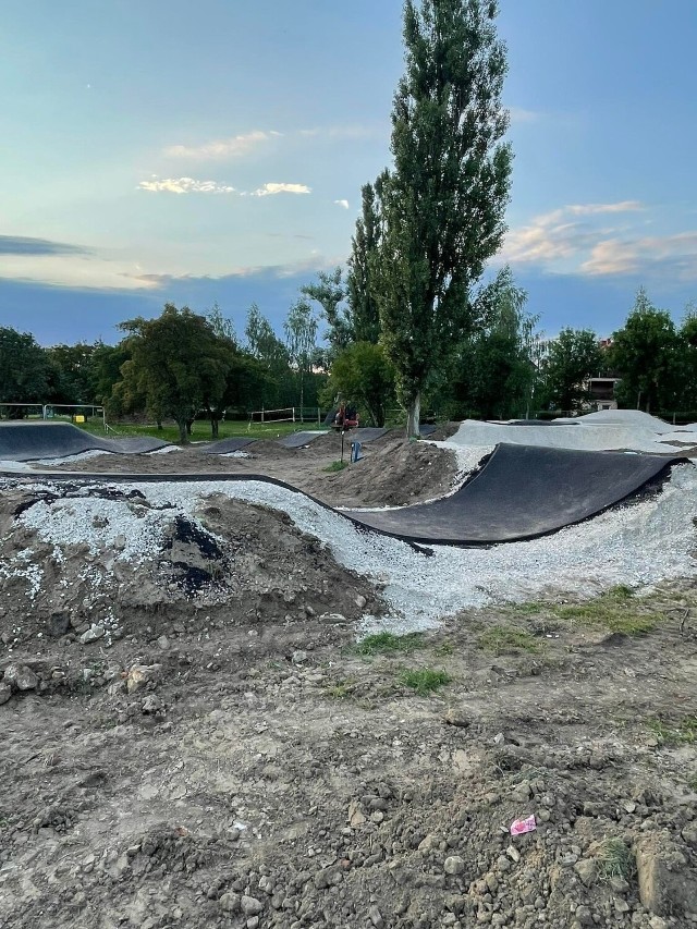 Ku końcowi zmierza budowa pierwszego w Kielcach pumptracku, który powstaje przy Stadionie Lekkoatletycznym na Pakoszu. 

Zobacz kolejne zdjęcia