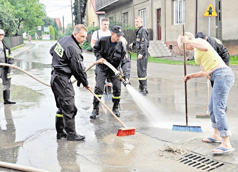 Strażacy w Jaroszowicach przez wiele godzin sprzątali...