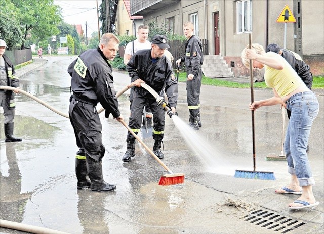 Strażacy w Jaroszowicach przez wiele godzin sprzątali zamulone ulice