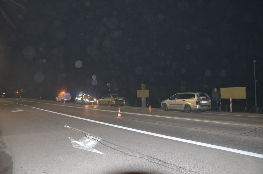 Zderzenie trzech samochodów w Kębłowie. Dwie osoby w szpitalu