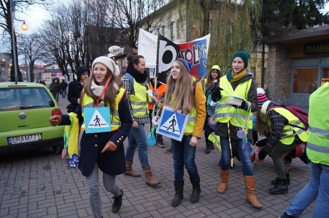 Zwolnij! 10 mniej ratuje życie - happening SKE Młodzież dla Europy w Radomsku