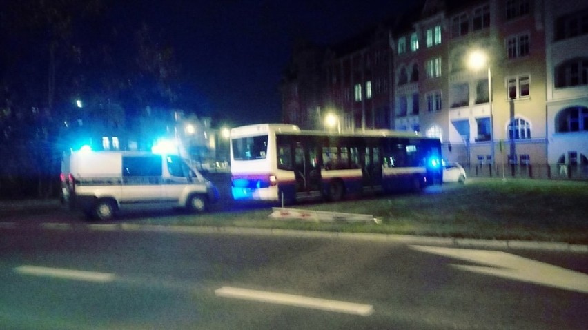Kolizja wydarzyła się o godz. 16.10. Autobus linii 64 jechał...