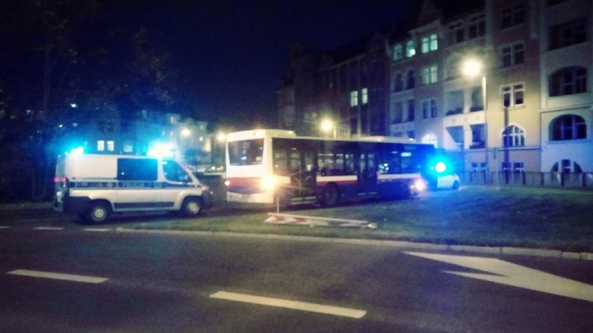 Kolizja wydarzyła się o godz. 16.10. Autobus linii 64 jechał...