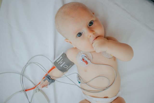 Julka urodziła się z guzem na sercu. Polscy lekarze nie byli w stanie jej pomóc