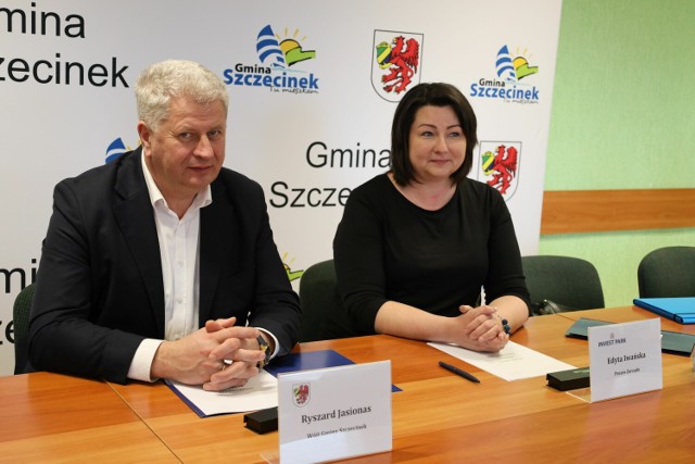 Wójt Ryszard Jasionas i prezes Invest Parku Edyta Iwańska podpisują umowę klastrową