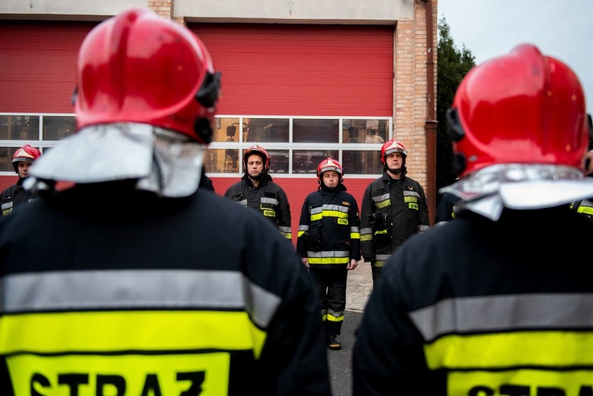 „Baczność. Zmiana służby. Służba rozpoczęta. Baczność....