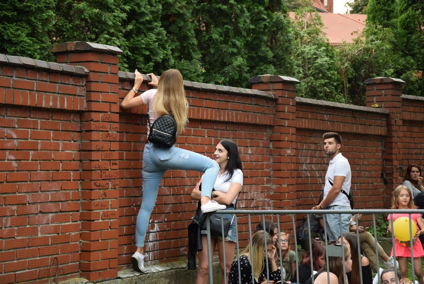 Fani próbujący zająć jak najlepsze miejsce, by choć mimo...