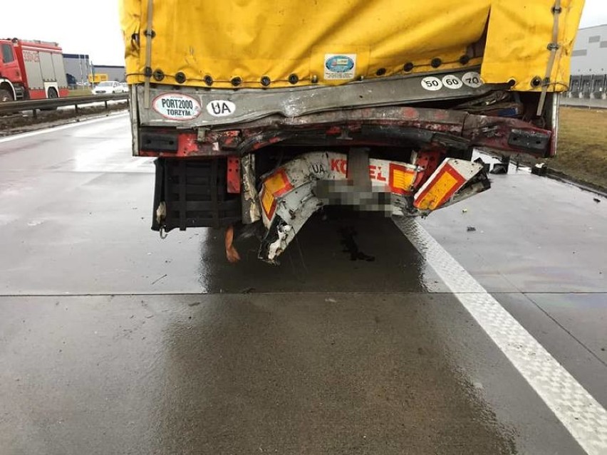 Na autostradzie A4 zderzyły się trzy ciężarówki. Śmigłowiec LPR nie mógł wylądować, wpadł w wir! [ZDJĘCIA, FILM]