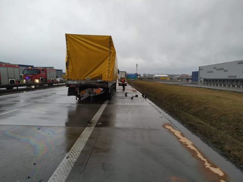 Na autostradzie A4 zderzyły się trzy ciężarówki. Śmigłowiec LPR nie mógł wylądować, wpadł w wir! [ZDJĘCIA, FILM]