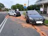 Wypadek w Świerczowie. Dwa samochody osobowe zderzyły się na rondzie