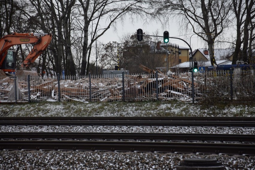 Niedawno kupowaliśmy tu bilety. Teraz z dworca w Pruszczu zostało gruzowisko | ZDJĘCIA