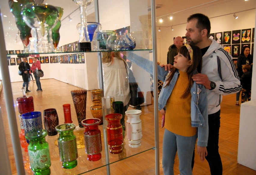 Uczniowie pokazali prace inspirowane szklaną historią Piotrkowa - za nami finisaż wystawy w Ośrodku Działań Artystycznych ZDJĘCIA