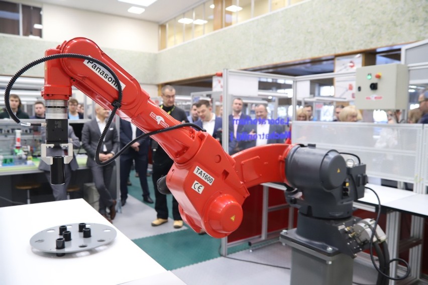 Robot od Wieltonu dla Politechniki Łódzkiej. Wielkie ramię nauczy studentów jak działają roboty przemysłowe