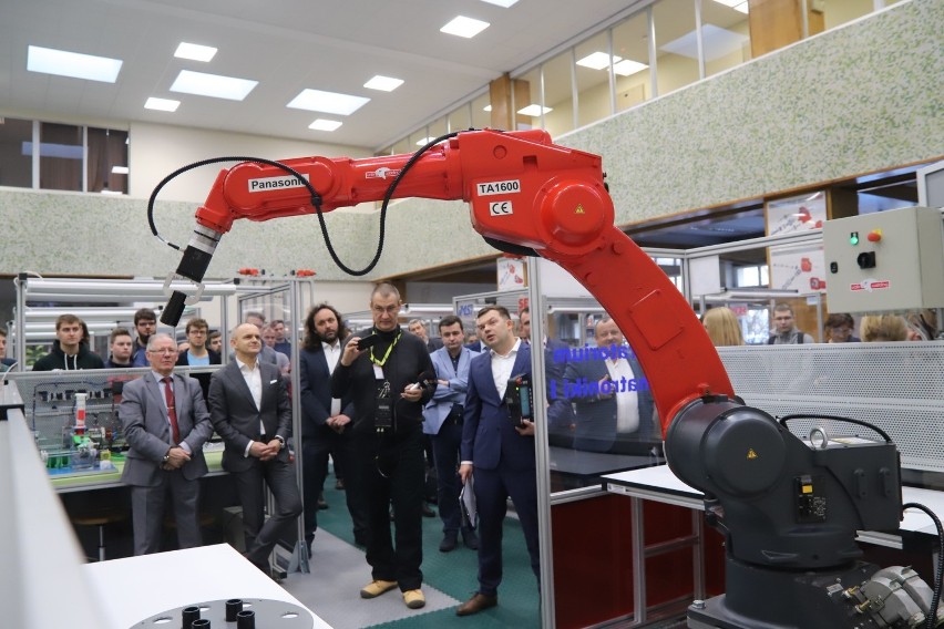 Robot od Wieltonu dla Politechniki Łódzkiej. Wielkie ramię nauczy studentów jak działają roboty przemysłowe