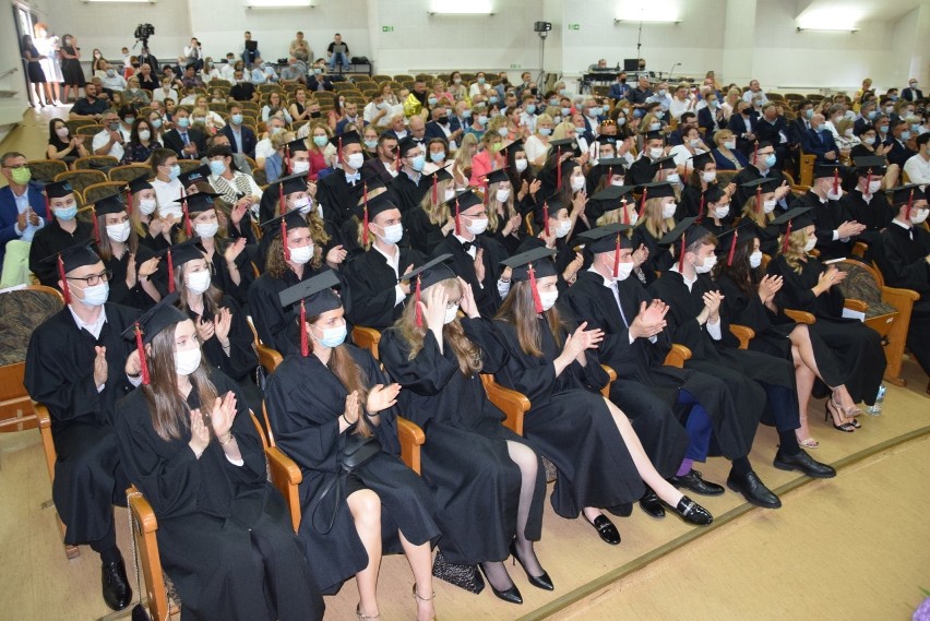 Absolutorium pierwszych absolwentów medycyny na...