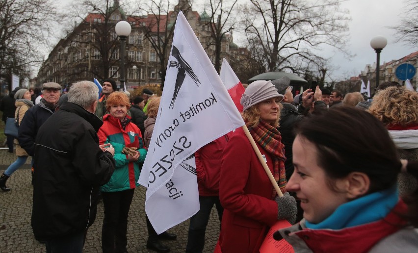Manifestacja na placu Grunwaldzkim. Trumna na konstytucję [wideo]