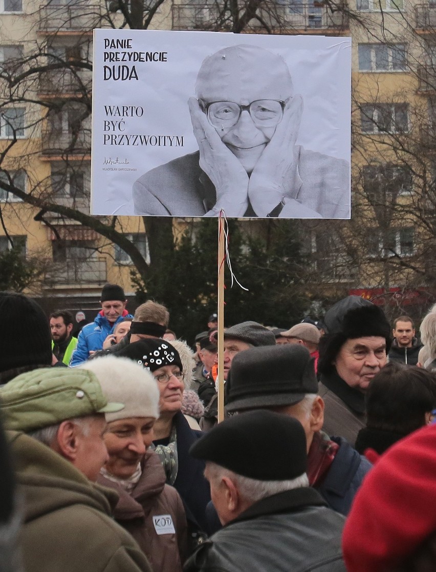 Manifestacja na placu Grunwaldzkim. Trumna na konstytucję [wideo]