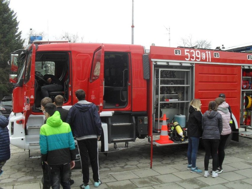 Straż, policja i prezentacja broni. Dzień otwartych drzwi w ZSP w Warcie pełen atrakcji 