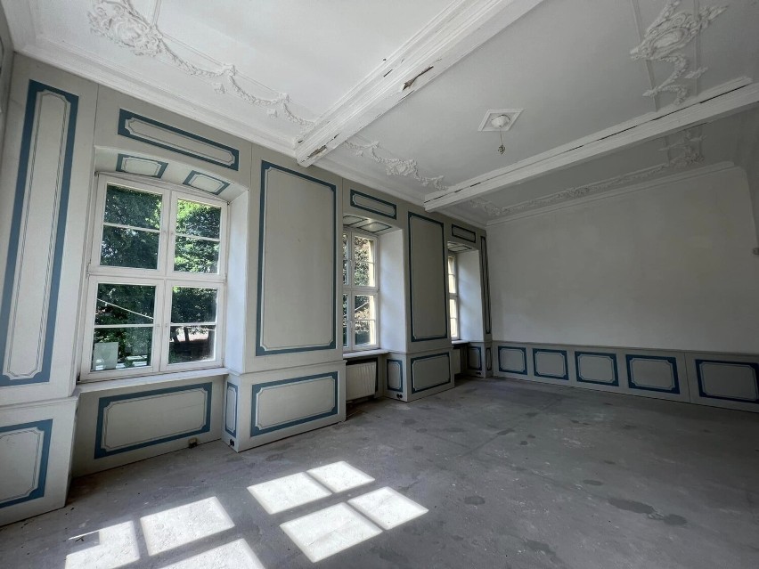 Wnętrza pałacu w Dąbroszynie, choć częściowo zdewastowane i...