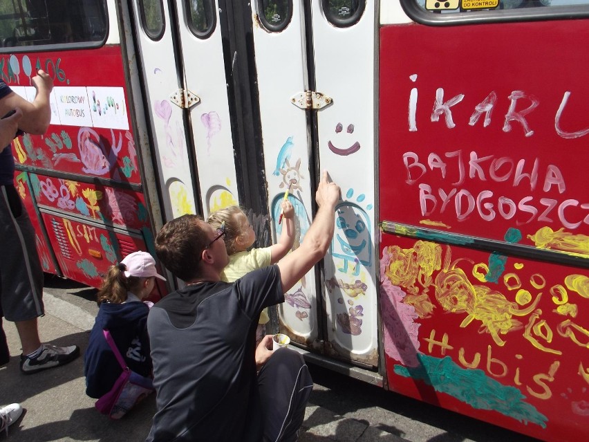 Malowanie autobusu z okazji Dnia Dziecka