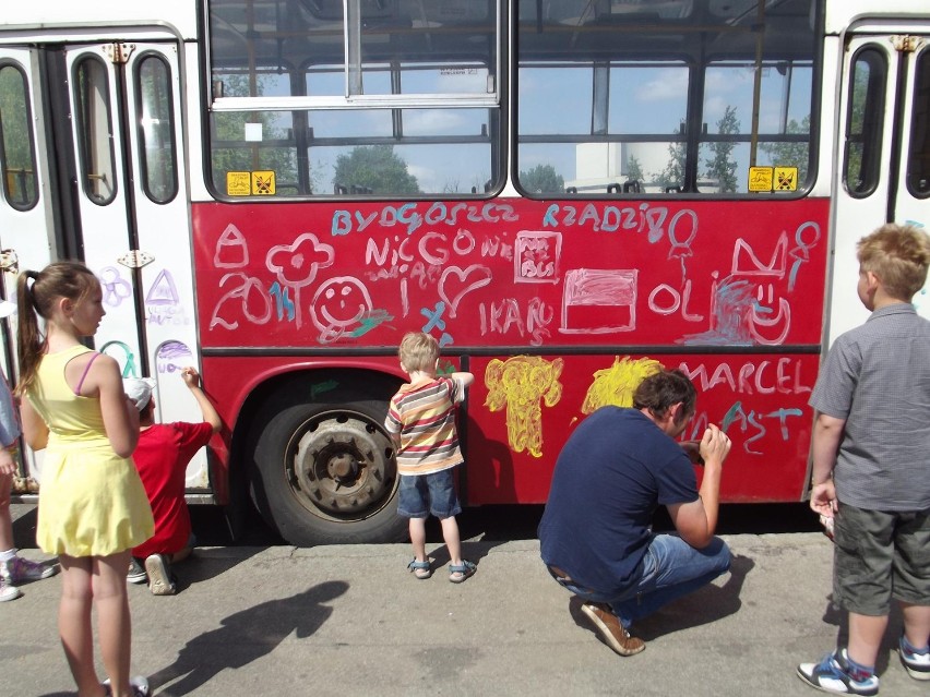 Malowanie autobusu z okazji Dnia Dziecka