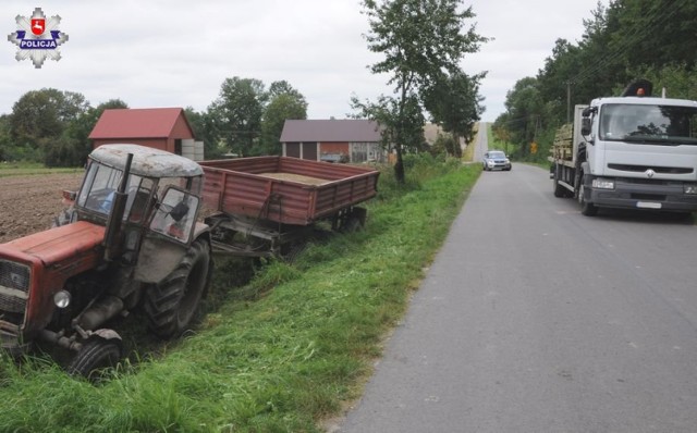 Alojzów. 67-letni pasażer ciągnika wpadł pod jego koła