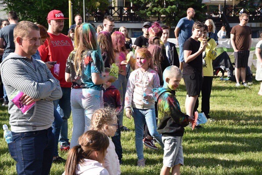 Chodzież. Barwna impreza nad Jeziorem Chodzieskim. Wszyscy w kolorowym proszku