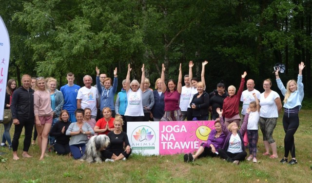 Joga na trawie w parku miejskim w Kluczborku