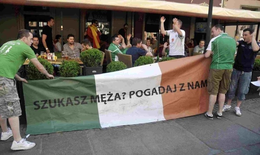 Zaginiona flaga Irlandczyków 'Szukasz męża? Pogadaj z nami' jest już u nas! Szukamy właścicieli