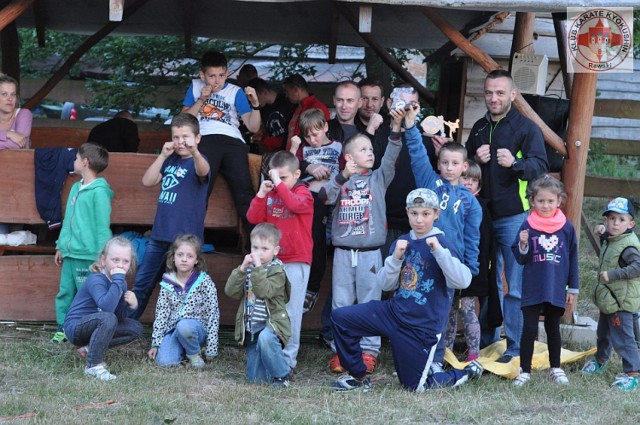 Rawski Klub Karate Kyokushin integruje się. Spotkanie odbyło w Stajni Ossowice. Wzięło w nim udział ponad 80 osób – karatecy oraz osoby związane z Rawskim Klubem Karate Kyokushin. Było ognisko, przejażdżki konne i zabawy.
