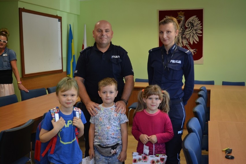 Nowy Dwór Gdański. Policjanci rozdali wyprawki szkolne dzieciom z Żuław i Mierzei