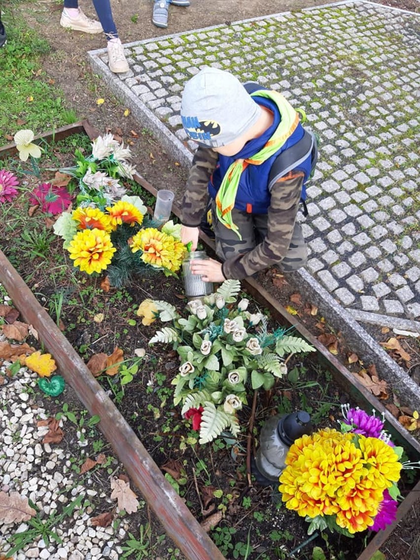 Pruszcz Gdański: Zuchy z Bursztynków odwiedziły cmentarz - zapaliły znicze i pozbierały śmieci [ZDJĘCIA]