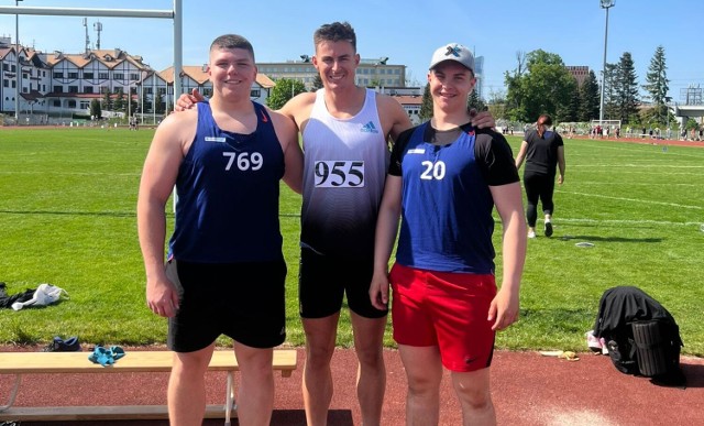 Medalowi zawodnicy LKS Ziemi Puckiej - Mateusz Helman (nr 769) i Olivier Grzenkowicz (nr 20)