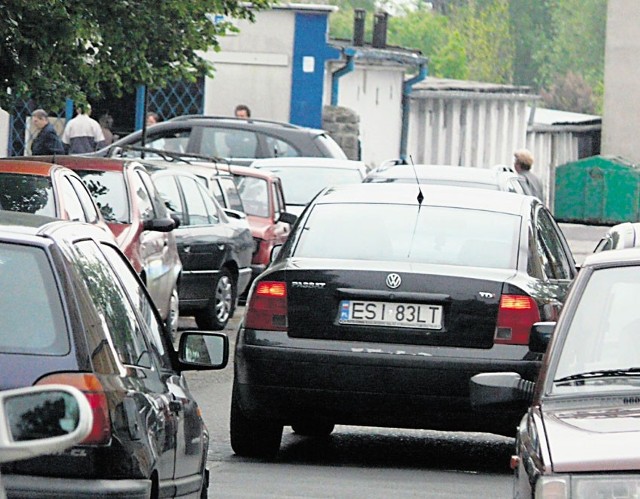 Rano w dni targowe na ul. Wyzwolenia auta parkują po obu stronach jezdni i robi się ciasno