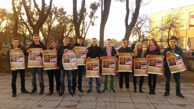 Radomscy działacze Młodzieży Wszechpolskiej prezentują plakaty z wizerunkiem działaczki Ruchu Narodowego, kombatantki Młodzieży Wszechpolskiej Lwów od 1937 roku, Marii Mireckiej-Loryś.
