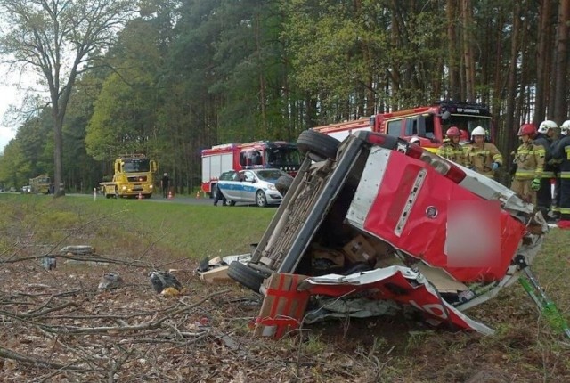 Wypadek busa firmy kurierskiej na DW 494 pod Szumiradem.