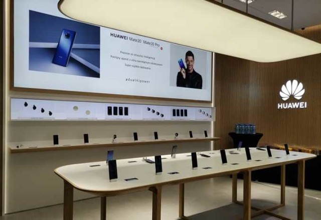 Polacy już od wielu lat korzystają z produktów tej marki, jednak dopiero w tym roku Huawei otworzy swój pierwszy, oficjalny salon w naszym kraju. Sponsor Roberta Lewandowskiego poprowadzi swój biznes w warszawskim centrum handlowym Arkadia.