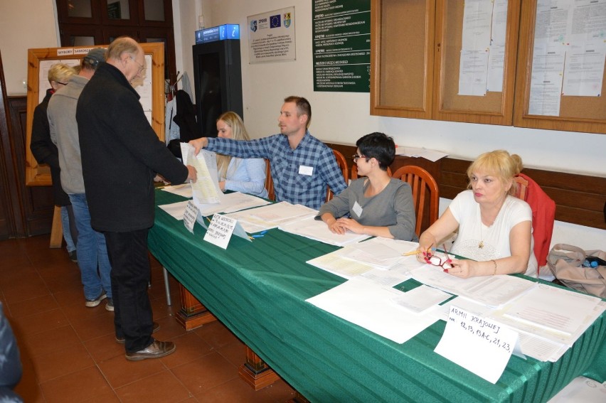 Burmistrz Lęborka jest za przesunięciem wyborów prezydenckich. Kandydaci do komisji już rezygnują