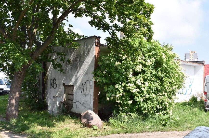 Malbork. Budynek usługowo-handlowy przy Targowej znów w centrum uwagi. Ile czasu ten prywatny opuszczony obiekt będzie jeszcze straszył?