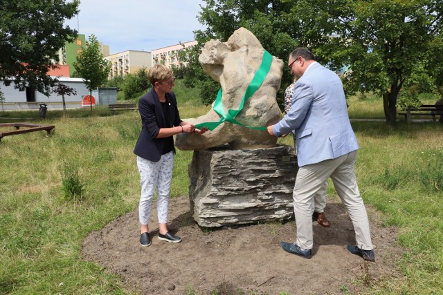 Rzeźba autorstwa Józefa Opali,  która kilka lat zniknęła z przestrzeni Kielc od wtorku, 19 lipca ponownie cieszy oczy mieszkańców. Odsłonięto ją przy ulicy Jana Nowaka Jeziorańskiego.