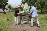 Rzeźba "Tors" Józefa Opali wróciła do przestrzeni Kielc. Stała w centrum, teraz jest w osiedlu. Zobacz zdjęcia