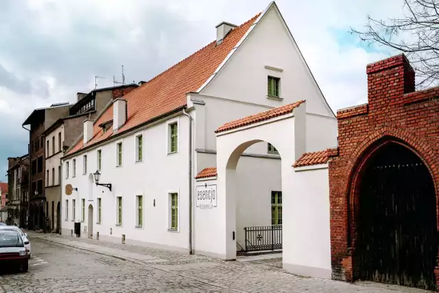 W Toruniu, w budynku dawnego szpitala, otworzył się nowy, czterogwiazdkowy hotel. Mieści się w nim 27 pokoi – 14 w części historycznej i 13 w nowej części obiektu. Hotel Eter dołączył do grona innych, ekskluzywnych hoteli w Toruniu. W naszym mieście czterema gwiazdkami może pochwalić się obecnie siedem obiektów.