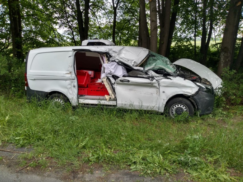 Zderzenie busa i ciężarówki między Chodzieżą a Ujściem. Jeden z kierowców trafił do szpitala